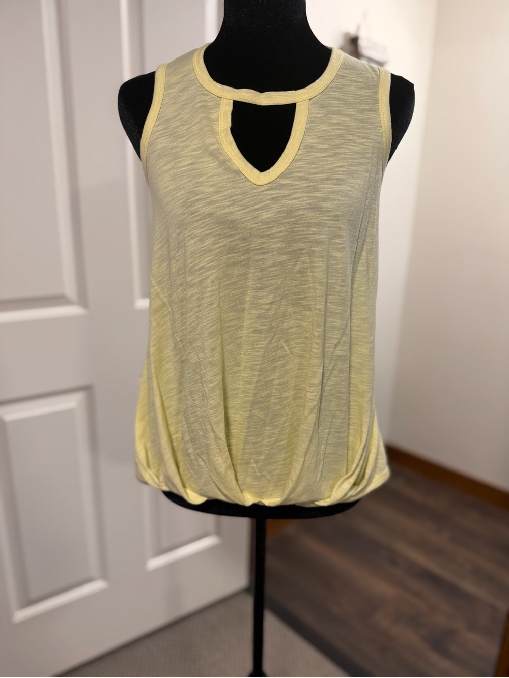 Signature Studio Keyhole Tank Top – Size Small - Picture 2 of 5